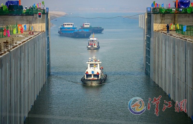 1月12日,雅口航运枢纽船闸通航,从汉江雅口至上游